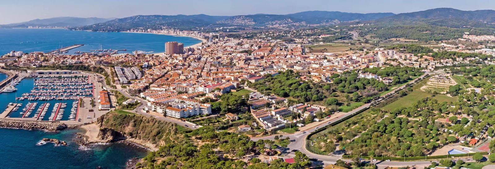 Vista aèria de Palamós amb el port esportiu, el casc antic i el mar Mediterrani al fons
